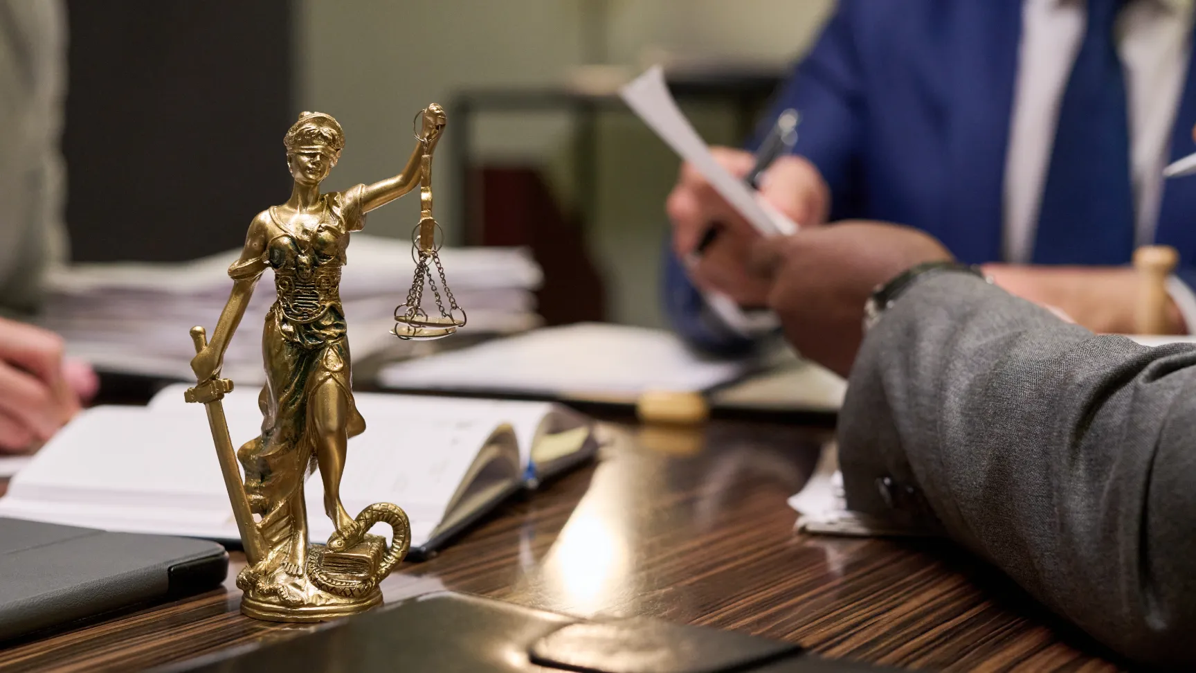 Lawyers Discuss About Cases